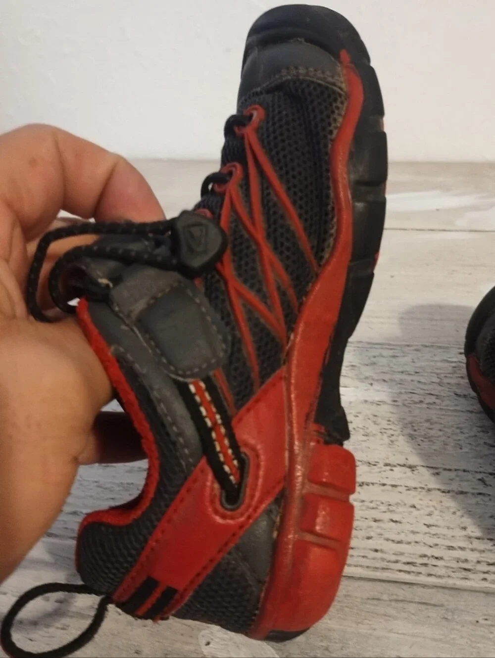 Keen kids u.s.a size 10 Chandler Sneakers Black and Red (UK kids size 9) some